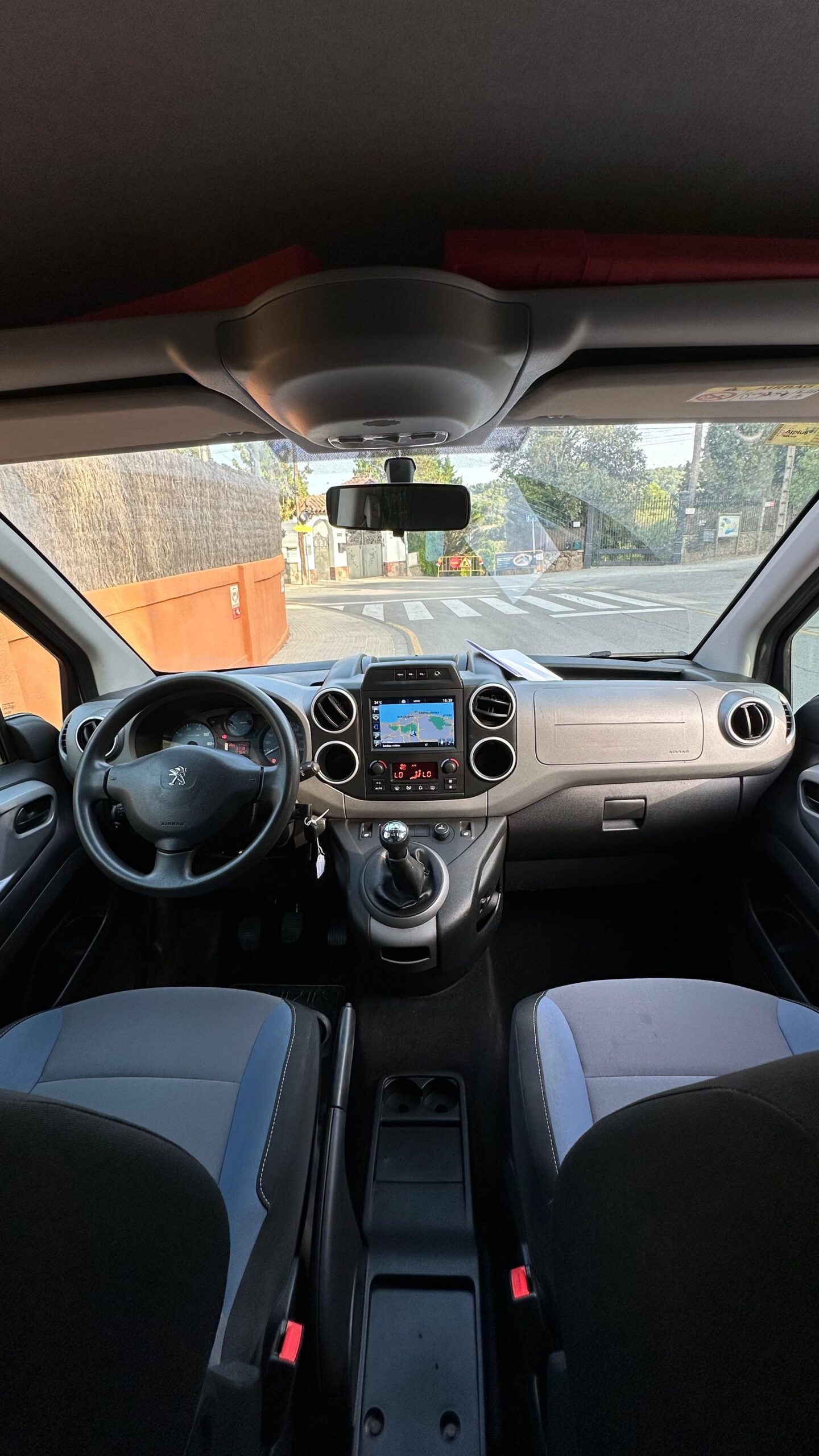 
								Peugeot Partner full									