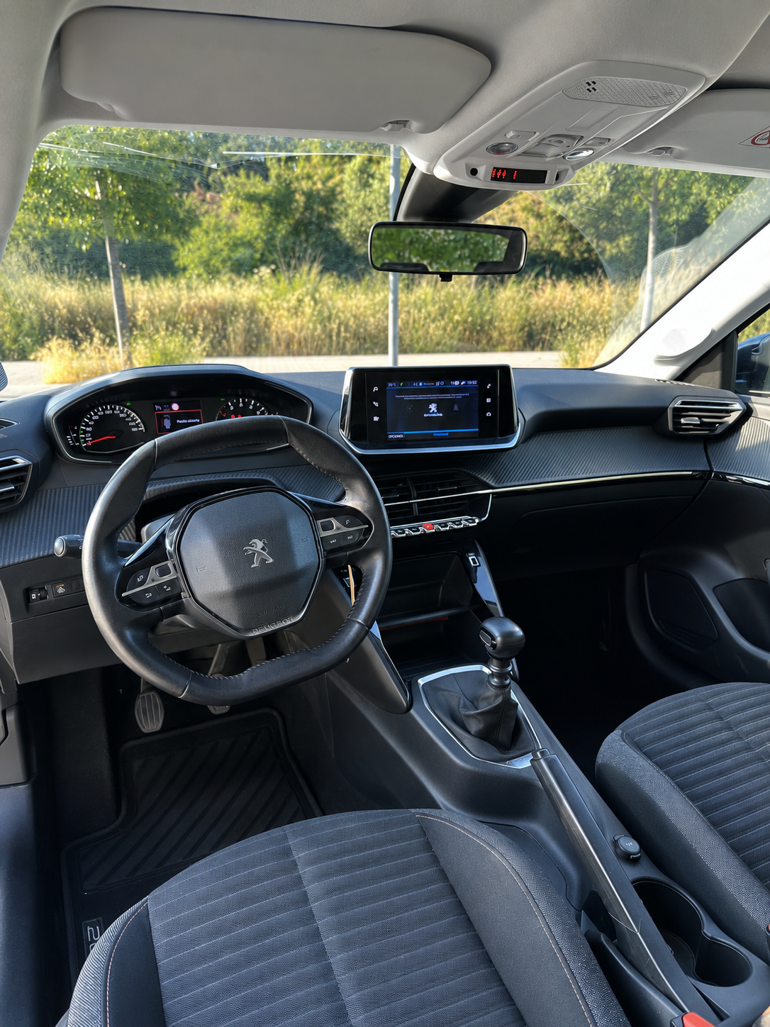 
								Peugeot 208 full									